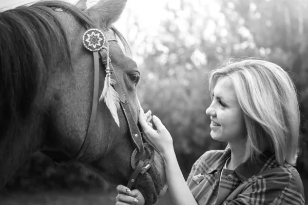 Mooie Jonge Blonde Vrouw Met Een Paard Kijkt Naar Haar — Stockfoto