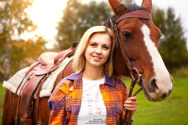 Vacker Ung Blond Kvinna Med Häst Porträtt Begreppet Kärlek Till — Stockfoto