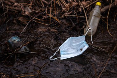 COVID19 koronavirüs salgını sırasında tıbbi maskelerle çevre kirliliği.