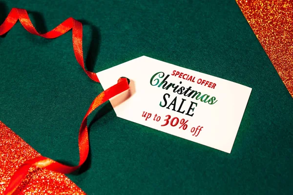 テキスト付き割引ラベル 特別オファー 最大30オフのクリスマス販売 エメラルドグリーンの背景に赤いリボンで白 クリスマスと新年のコンセプト — ストック写真