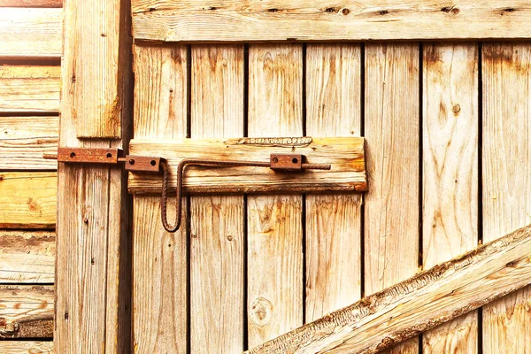 Wooden door to the barn or horse stall, lock on the door. — Stock Photo, Image