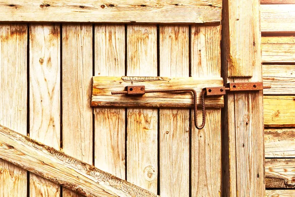 Wooden door to the barn or horse stall, lock on the door. — Stock Photo, Image