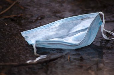 COVID19 koronavirüs salgını sırasında tıbbi maskelerle çevre kirliliği.