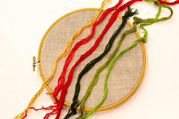 Embroidery hoop with natural linen fabric, with embroidery threads. — Zdjęcie stockowe