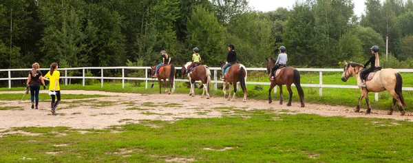Bélarus Région Vitebsk Juillet 2021 Entraînement Équitation Pour Enfants Sur — Photo