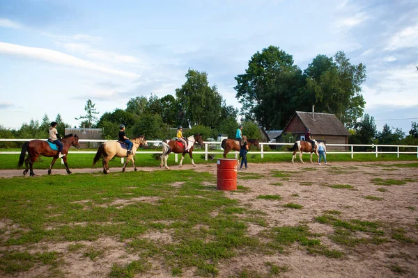 Bélarus Région Vitebsk Juillet 2021 Entraînement Équitation Pour Enfants Sur — Photo