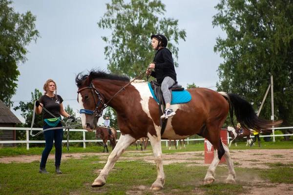 Wit-Rusland, regio Vitebsk, 9 juli 2021. Paardrijopleiding voor kinderen. — Stockfoto