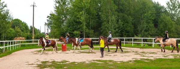 Wit-Rusland, regio Vitebsk, 9 juli 2021. Paardrijopleiding voor kinderen. — Stockfoto