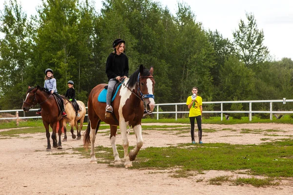 Білорусь, Вітебська область, 9 липня 2021 року. Діти тренуються їздити верхи на конях.. — стокове фото