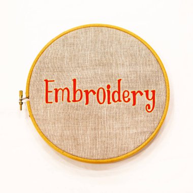 Doğal keten kumaşlı nakış halkası, yazı - nakış, üst görüş, izole. 