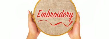 Kadınların elinde doğal keten kumaşlı nakış halkası, izole. Metinli şablon - nakış. Düz üst görünüm.