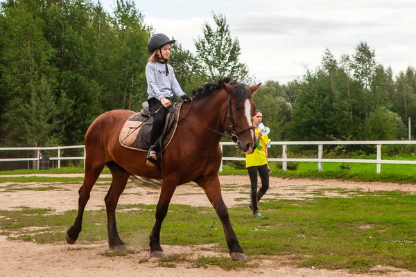 ベラルーシ ヴィテブスク地方 2021年7月9日 子供の乗馬の訓練は パレードの地面には 馬の牧場で 前景では ライダーの女の子は要素を練習しています — ストック写真