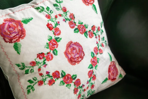 Декоративна Подушка Ручної Роботи Вишивкою Троянди Зеленому Шкіряному Дивані — стокове фото