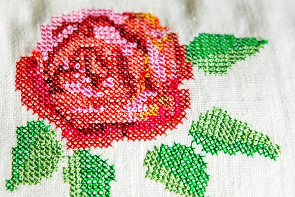 刺繍デザイン。バラの形をしたクロスステッチの刺繍、刺繍デザイン. — ストック写真