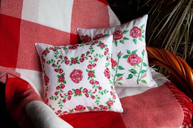 Süslü yastık ve gül şeklinde nakış..