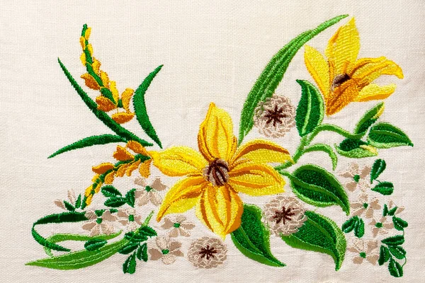Πολύχρωμο σχέδιο κεντήματος με τη μορφή πεταλούδων και λουλουδιών. — Φωτογραφία Αρχείου