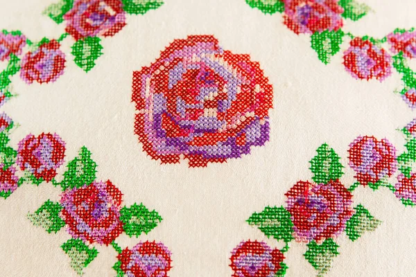 Διακοσμητικό Στοιχείο Σταυρωτό Κέντημα Τριαντάφυλλου Λευκό Λινό Ύφασμα Μηχανήματα Κεντήματος — Φωτογραφία Αρχείου