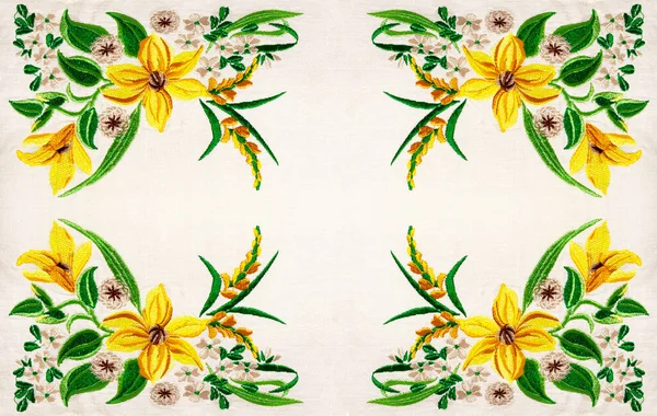 Πολύχρωμο Σχέδιο Κεντήματος Μορφή Πεταλούδων Και Λουλουδιών Λευκό Λινό Ύφασμα — Φωτογραφία Αρχείου
