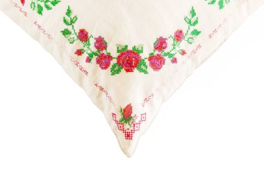 Dekoratif unsur, gül çiçeklerinin çapraz dikişleri, beyaz keten kumaş üzerine. Makine nakışı, yakın plan..