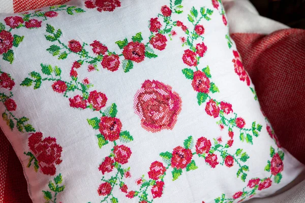 Вишивка Вигляді Троянд Білій Подушці Яка Лежить Кріслі Червоно Білою — стокове фото