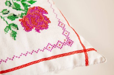 Dekoratif element, gül çiçeklerinin çapraz dikişleri..