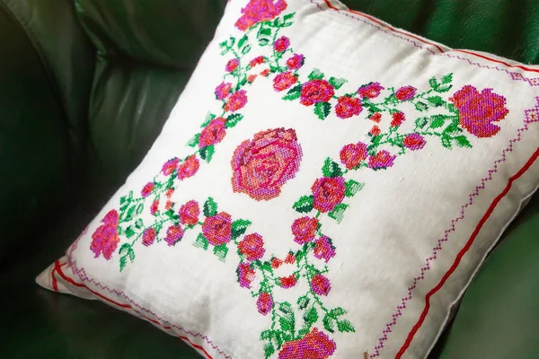 Декоративна подушка ручної роботи з вишивкою троянд . — стокове фото