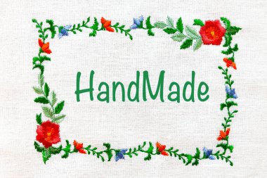 Çerçeve, beyaz bir çiçeğin üzerine işlenmiş bir nakış şeklinde..