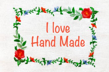 Çerçeve, beyaz bir çiçeğin üzerine işlenmiş bir nakış şeklinde..