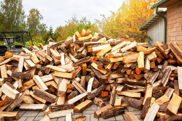 家を暖めるための薪の在庫 木は伐採され薪に分割され 暖炉やストーブで燃料を加熱するために使用され 薪の背景 — ストック写真