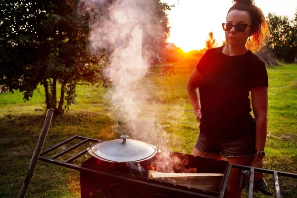 Mujer Cocinera Prepara Pilaf Caldero Aire Libre Comida Oriental Tradicional Imágenes de stock libres de derechos