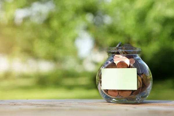 Tarro Vidrio Con Monedas Sobre Una Mesa Madera Sobre Fondo Fotos de stock libres de derechos