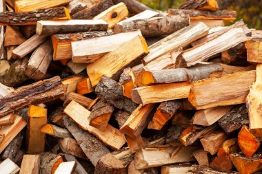 Evi ısıtmak için kesilen odun formunda arka plan, rastgele istiflenmiş. Yakın çekim..