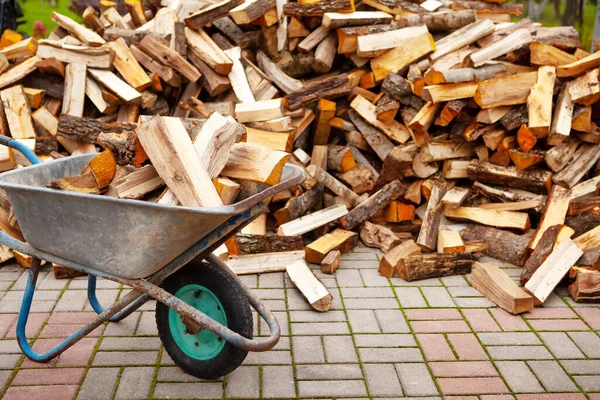 Ein Haufen Gespaltenes Brennholz Zum Heizen Eines Hauses Hof Vordergrund — Stockfoto