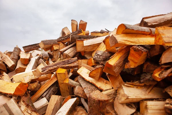 Ein Haufen Gespaltenes Brennholz Zum Heizen Eines Hauses Einem Offenen — Stockfoto