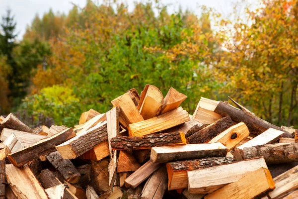 Ein Haufen Aufgespaltenes Brennholz Zum Heizen Eines Hauses Auf Offener — Stockfoto