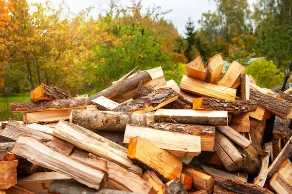 Ein Haufen Aufgespaltenes Brennholz Zum Heizen Eines Hauses Auf Offener — Stockfoto