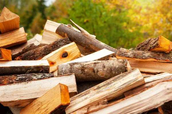 Hromada štípaného dřeva na topení domu, na otevřeném prostranství. — Stock fotografie