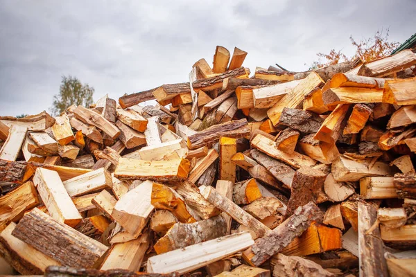 Ein Haufen gespaltenes Brennholz zum Heizen eines Hauses. — Stockfoto