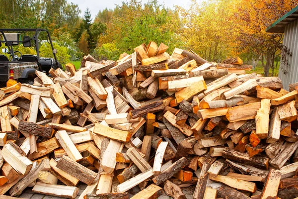 Hromada rozštípaného dřeva na topení domu. — Stock fotografie