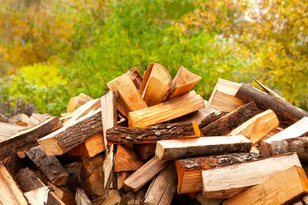 Hromada Rozštípaného Dřeva Topení Domu Otevřeném Prostoru Zblízka Pozadí Podzimní — Stock fotografie