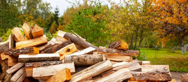 Ein Haufen Aufgespaltenes Brennholz Zum Heizen Eines Hauses Auf Offener — Stockfoto