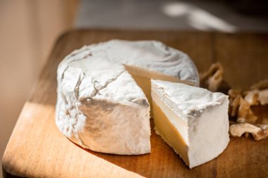 Peynirli peynir ya da cevizli peynirli camembert. Yakın görünüm, seçici odak