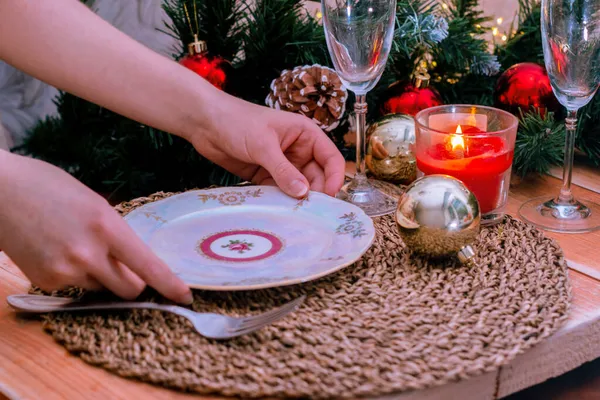 Die Frau deckt den Tisch, serviert das Abendessen. Weihnachtsessen, ein festliches Gericht, hautnah. Selektiver Fokus — Stockfoto