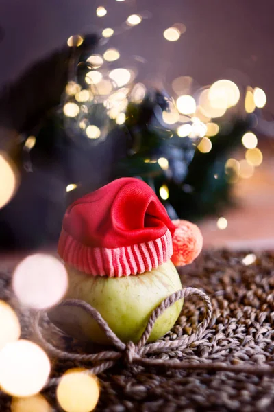 Weihnachtskarte auf dem Hintergrund von Tannenzweigen mit Lichterketten — Stockfoto