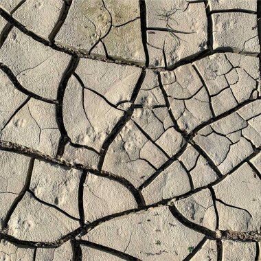 Çatlak yeryüzü arka planı. Toprak yüzeyinde çatlaklar var. Çamur çatlakları.