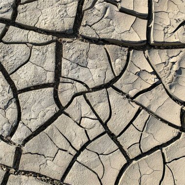 Çatlak yeryüzü arka planı. Toprak yüzeyinde çatlaklar var. Çamur çatlakları.