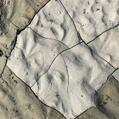 Çatlak yeryüzü arka planı. Toprak yüzeyinde çatlaklar var. Çamur çatlakları.