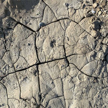 Çatlak yeryüzü arka planı. Toprak yüzeyinde çatlaklar var. Çamur çatlakları.