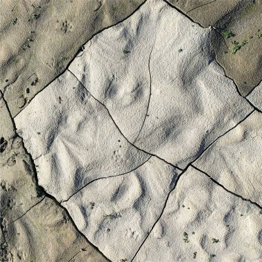 Çatlak yeryüzü arka planı. Toprak yüzeyinde çatlaklar var. Çamur çatlakları.