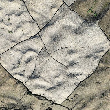 Çatlak yeryüzü arka planı. Toprak yüzeyinde çatlaklar var. Çamur çatlakları.